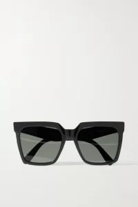 Oversized women’s sunglasses with black frames and black lenses