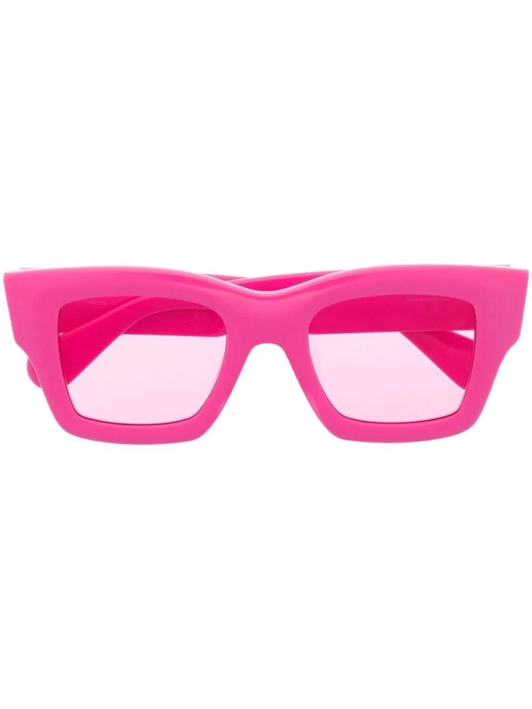 Hot pink square frame sunglasses by Jacquemus.